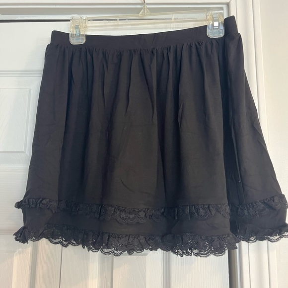 NWT Foxblood Lace Trimmed Misa Mini Skirt - Large - Picture 9 of 10
